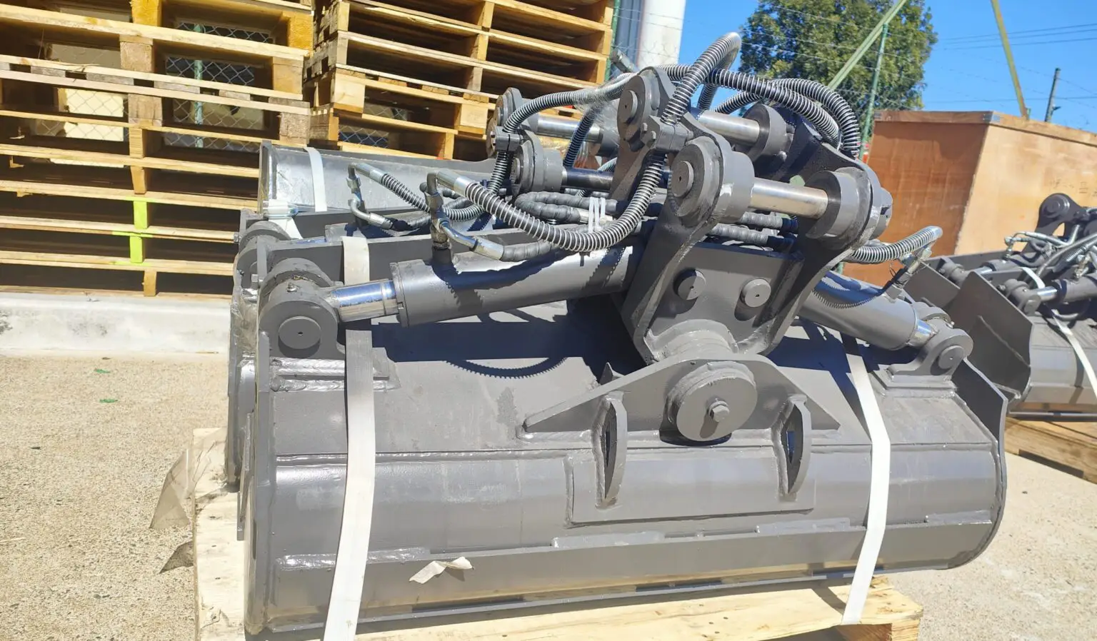 Twin Ram Tilting Bucket