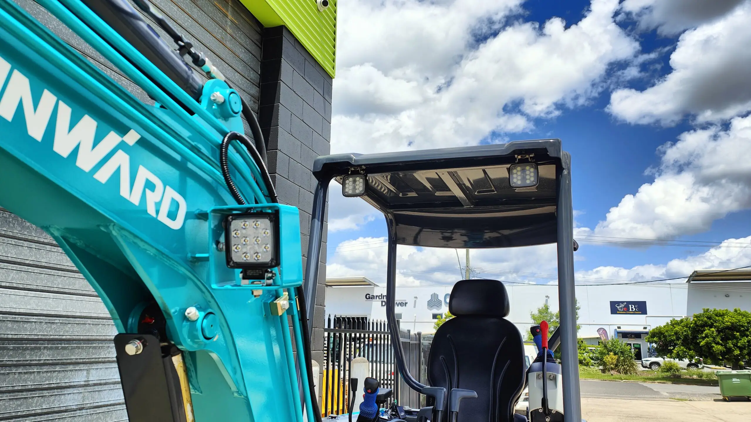 SWE25UF Mini Excavator - Image 6