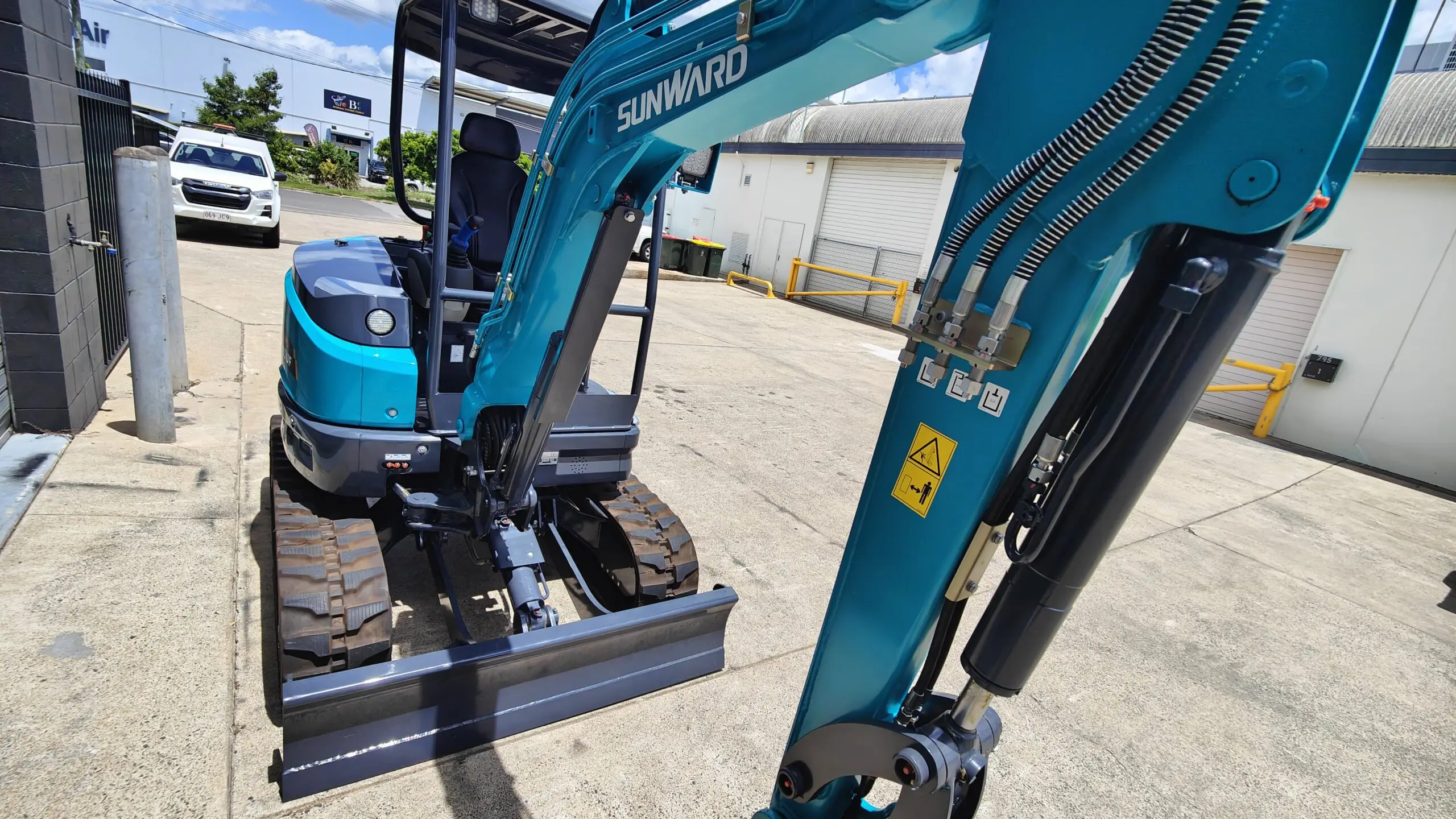 SWE25UF Mini Excavator - Image 7