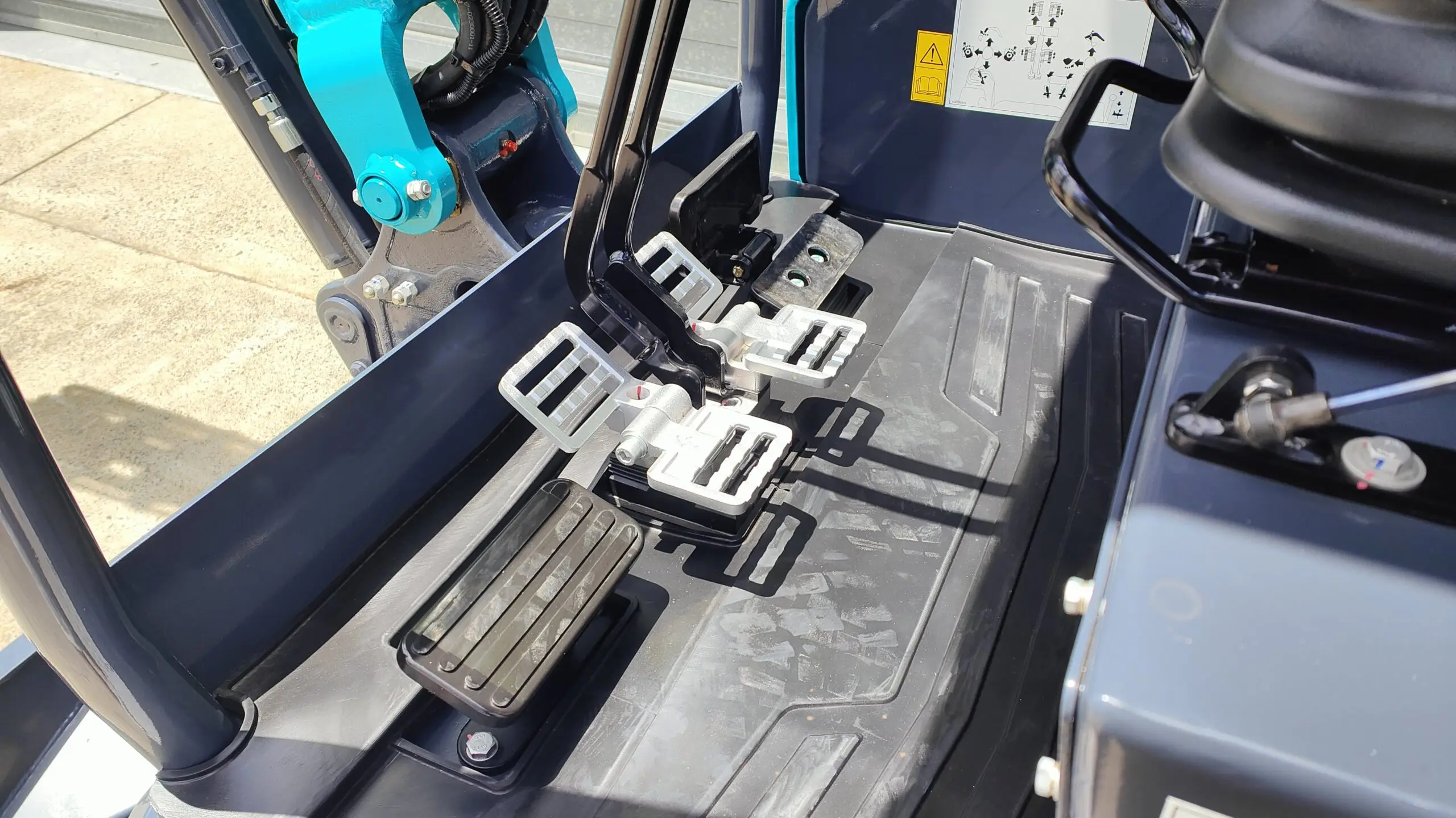 SWE25UF Mini Excavator - Image 26