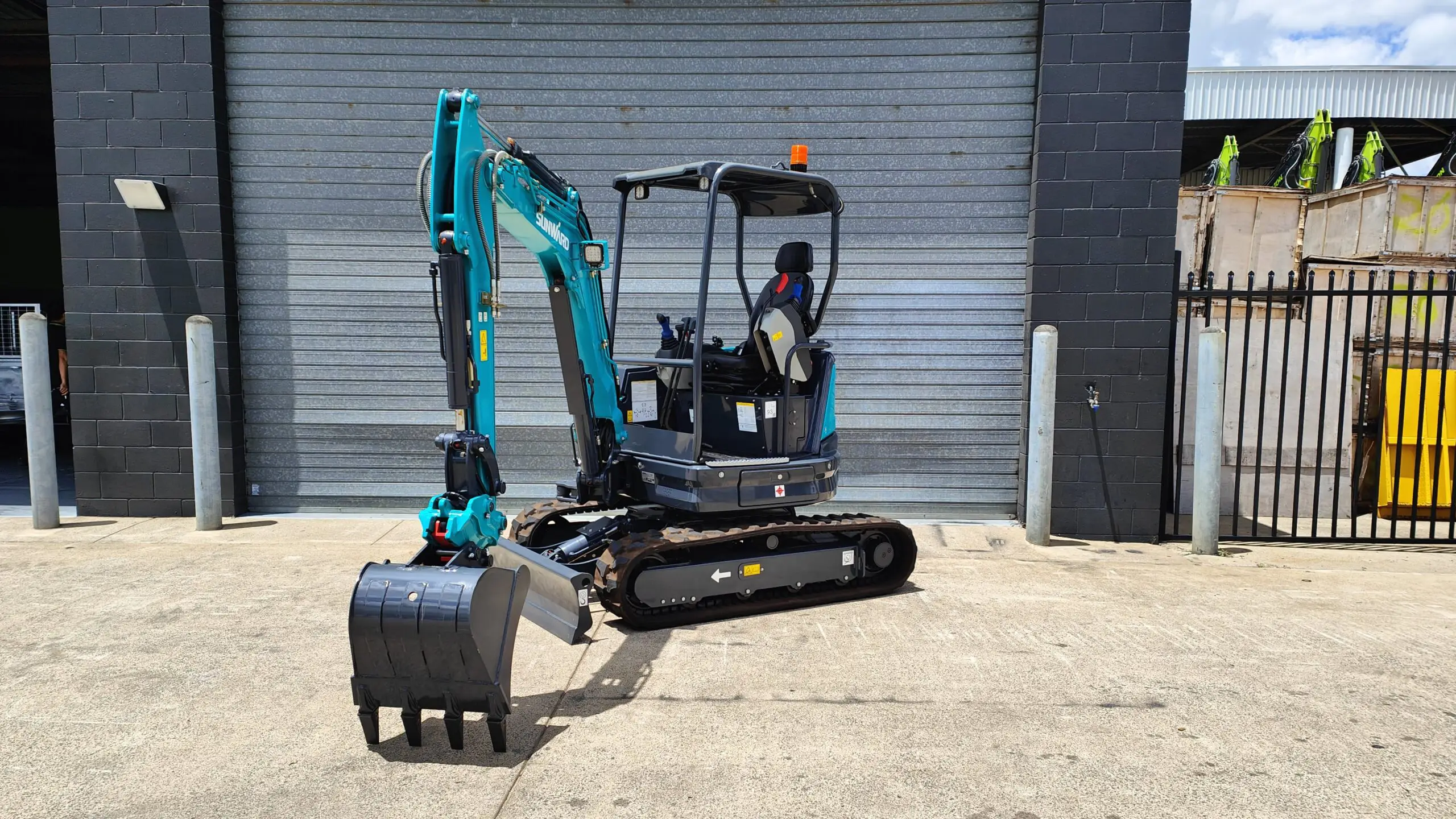 SWE25UF Mini Excavator - Image 3