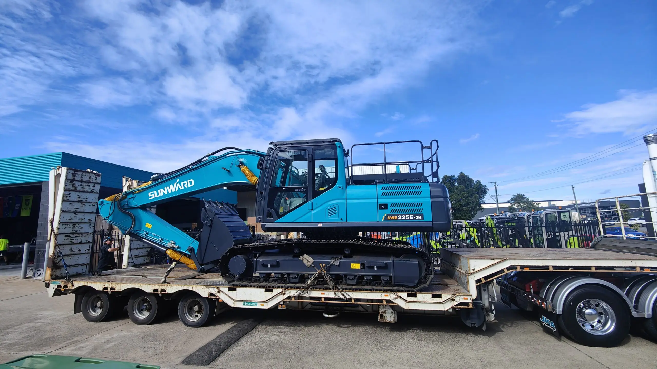 SWE225E-3H Medium Excavator - Image 3