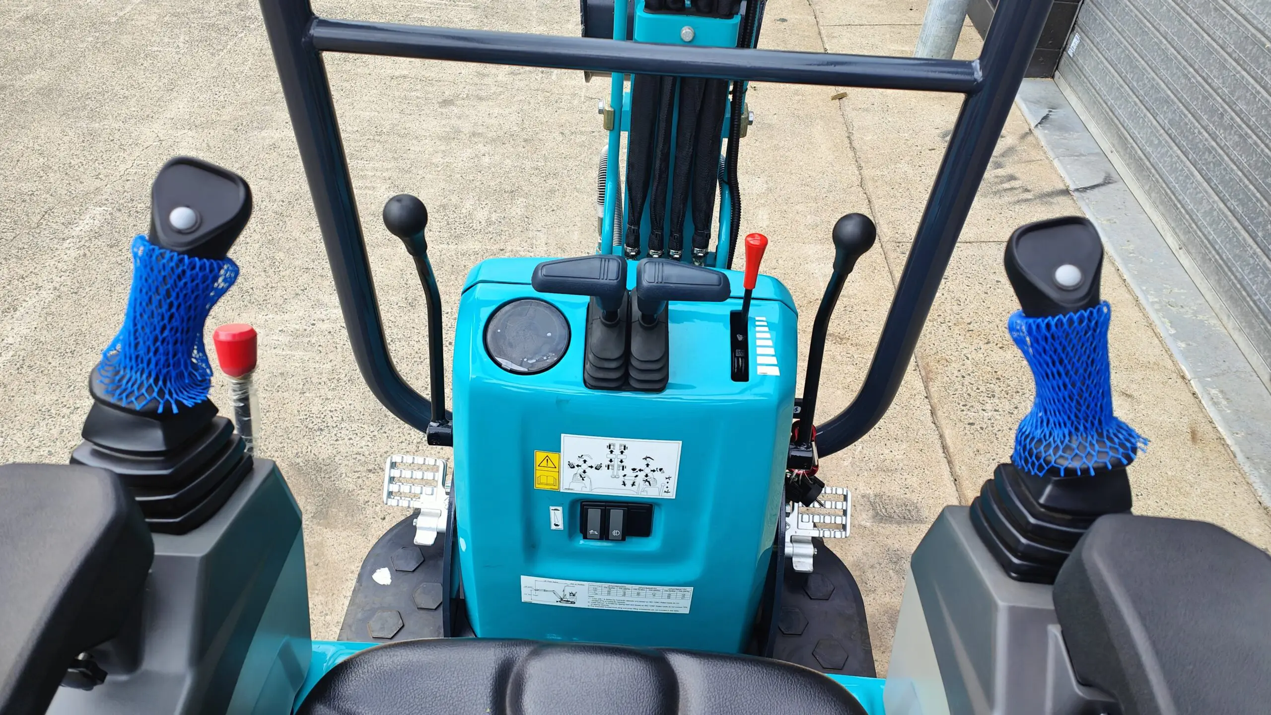 SWE08F Mini Excavator - Image 9