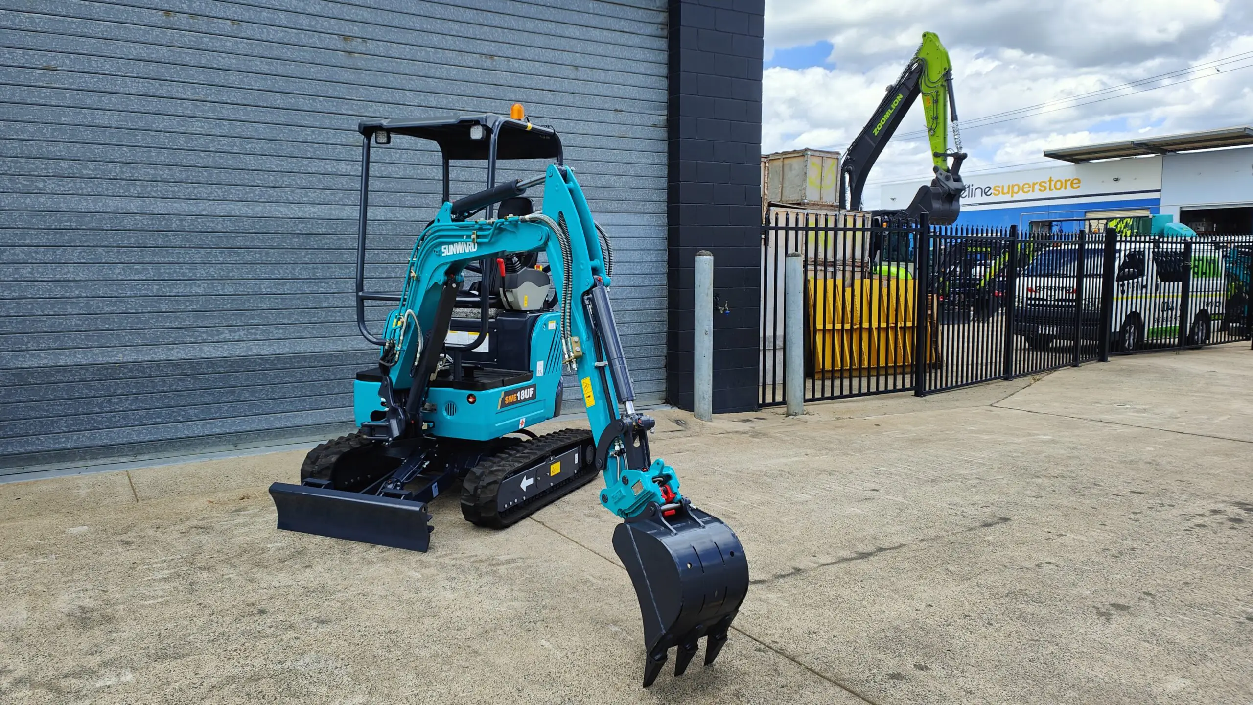 SWE18UF Mini Excavator - Image 4