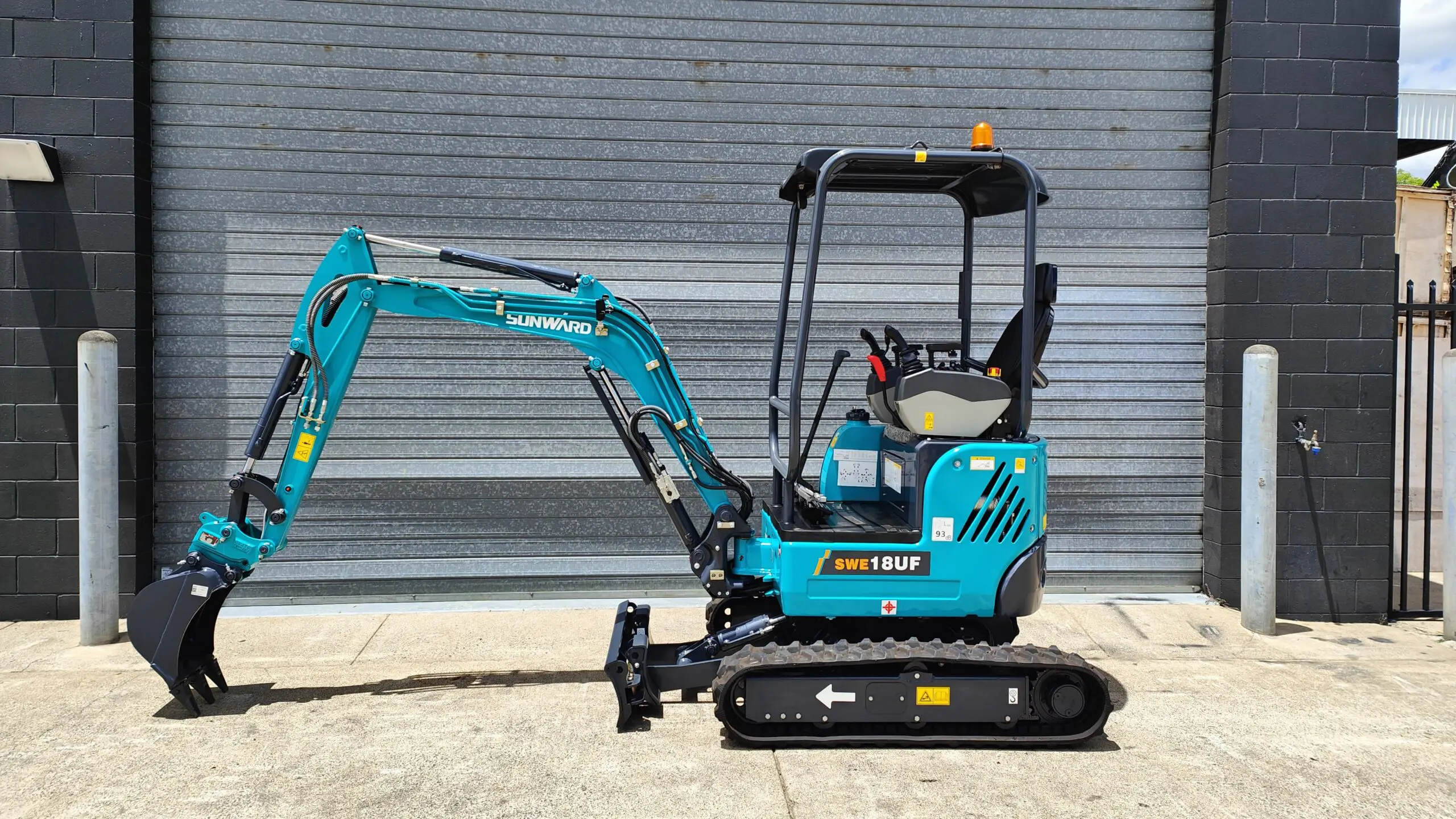 SWE18UF Mini Excavator - Image 2