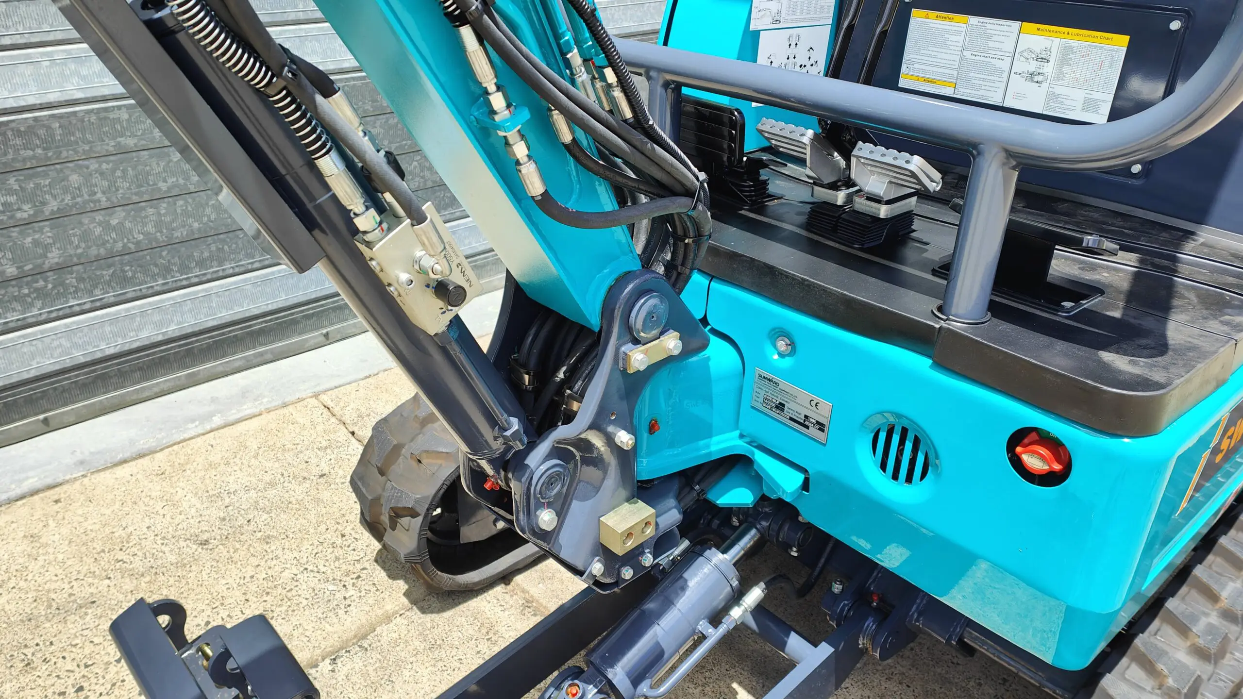 SWE18UF Mini Excavator - Image 5